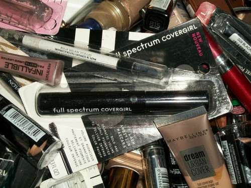 Piece damaged mixed makeup - damaged,